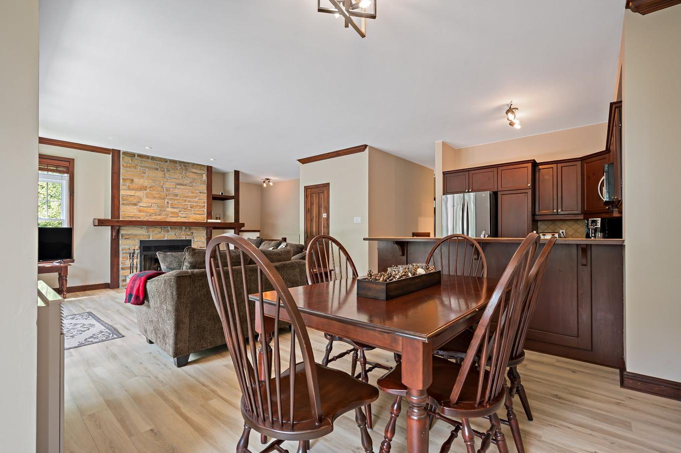 Dining room - 10-300 Rue Du Mont-Plaisant, Mont-Tremblant, QC - Indoor Photo Showing Dining Room With Fireplace