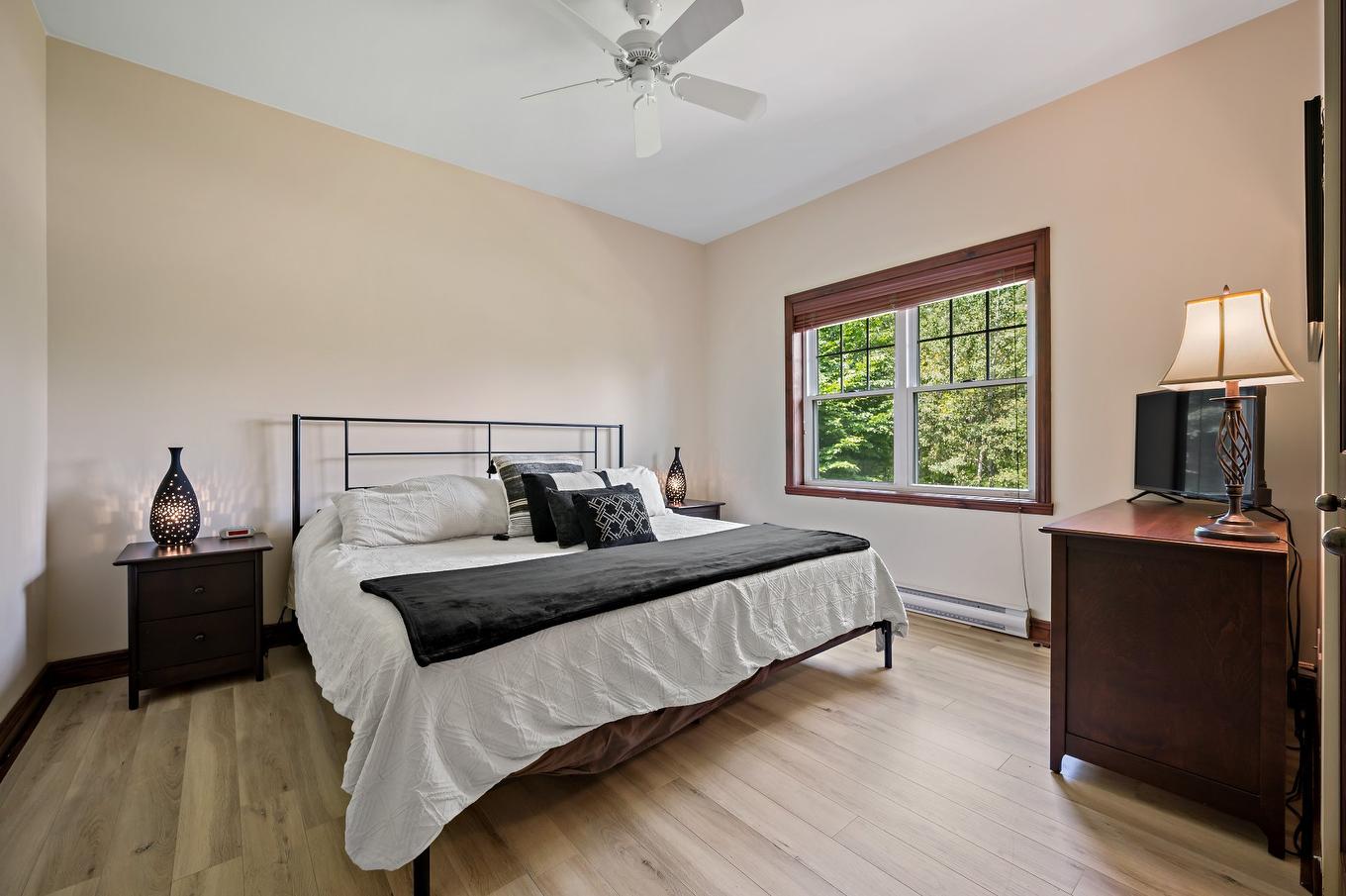 Master bedroom - 10-300 Rue Du Mont-Plaisant, Mont-Tremblant, QC - Indoor Photo Showing Bedroom