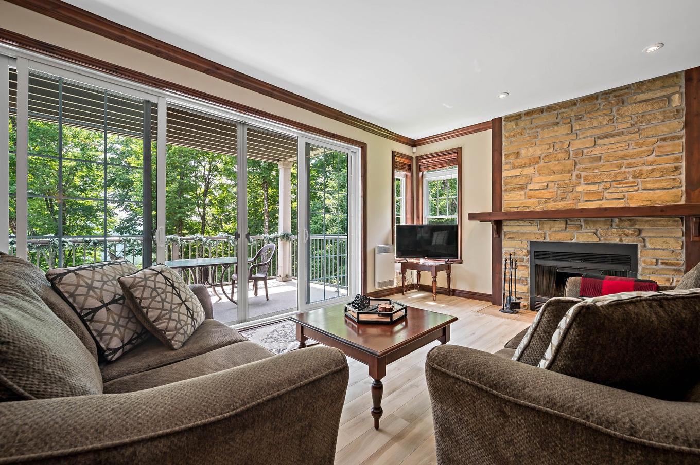 Living room - 10-300 Rue Du Mont-Plaisant, Mont-Tremblant, QC - Indoor Photo Showing Living Room With Fireplace