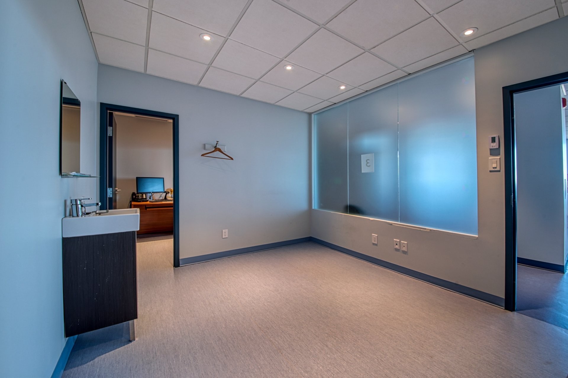 Office - 410-465 Av. Victoria, Saint-Lambert, QC - Indoor Photo Showing Other Room