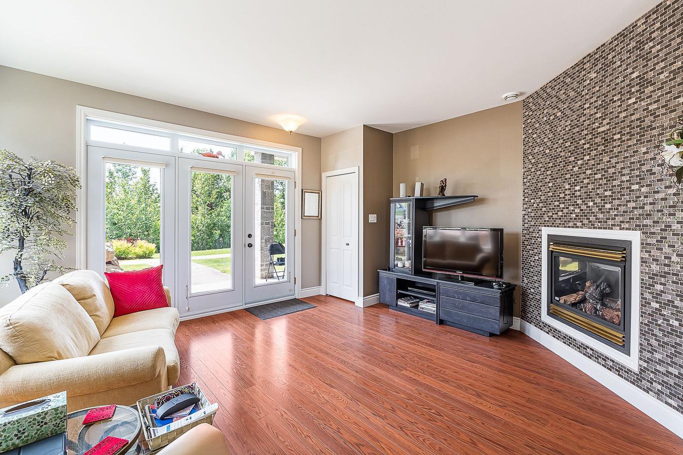 Salon - 1-1001 Rue Merry N., Magog, QC - Indoor Photo Showing Living Room With Fireplace