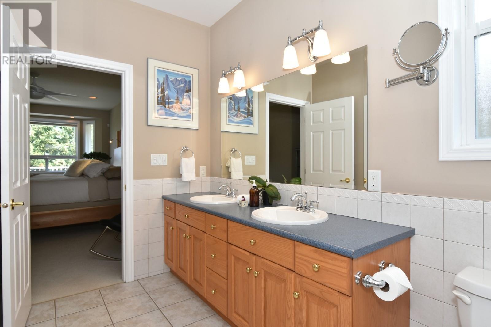 2675 Doebert Road, Blind Bay, BC - Indoor Photo Showing Bathroom