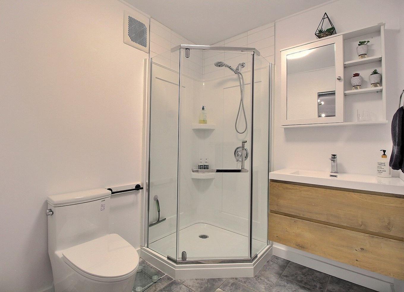 Salle de bains attenante à la CCP - 6296 Rue Principale, Sainte-Croix, QC - Indoor Photo Showing Bathroom