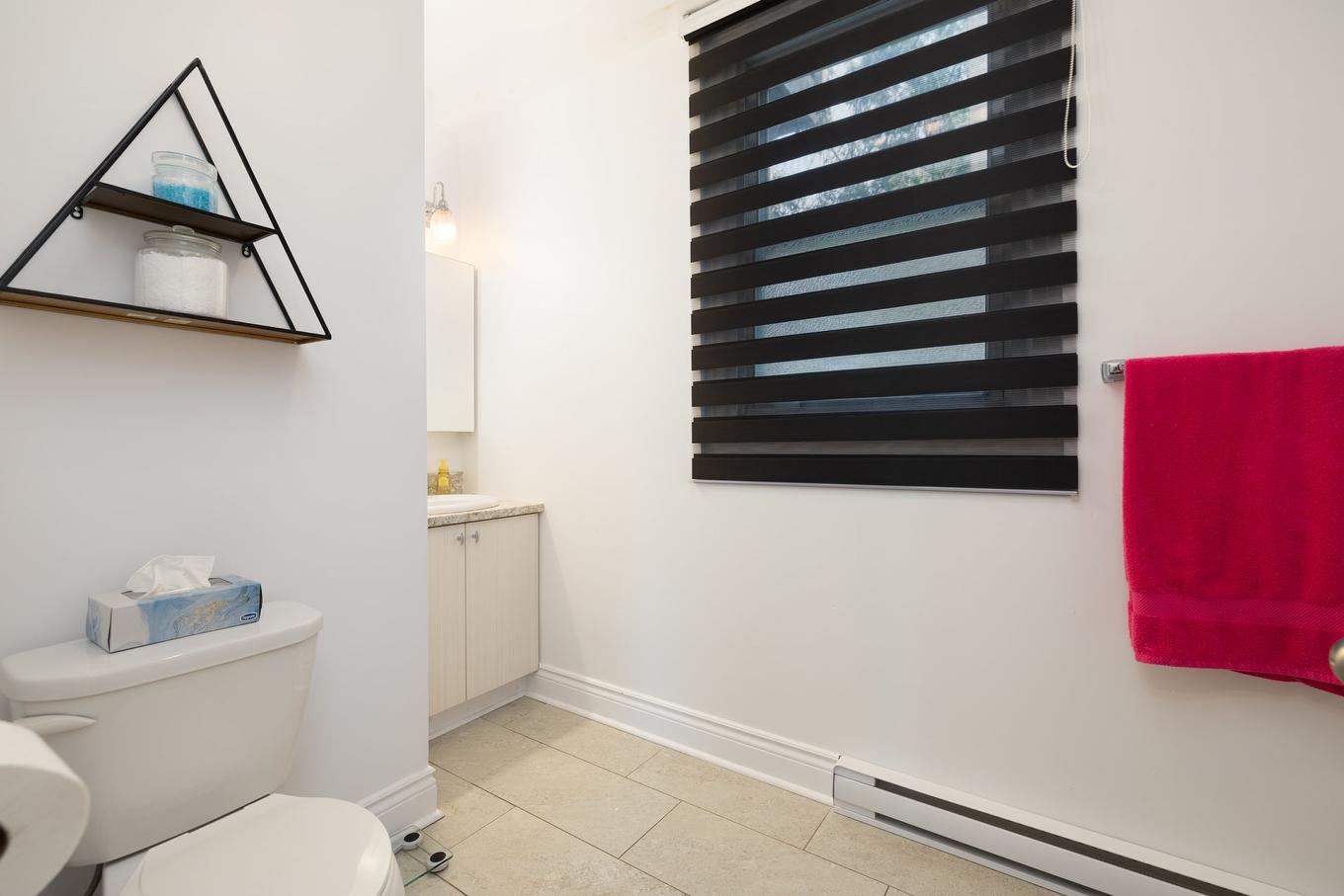 Bathroom - 291 - 291B Rue Victoria, Salaberry-De-Valleyfield, QC - Indoor Photo Showing Bathroom