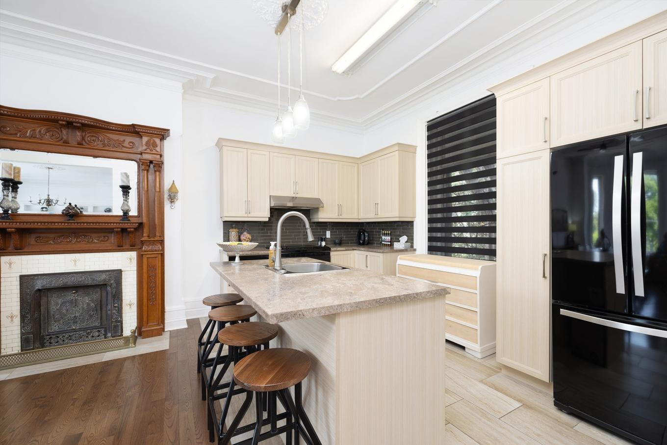 Kitchen - 291 - 291B Rue Victoria, Salaberry-De-Valleyfield, QC - Indoor Photo Showing Kitchen With Fireplace
