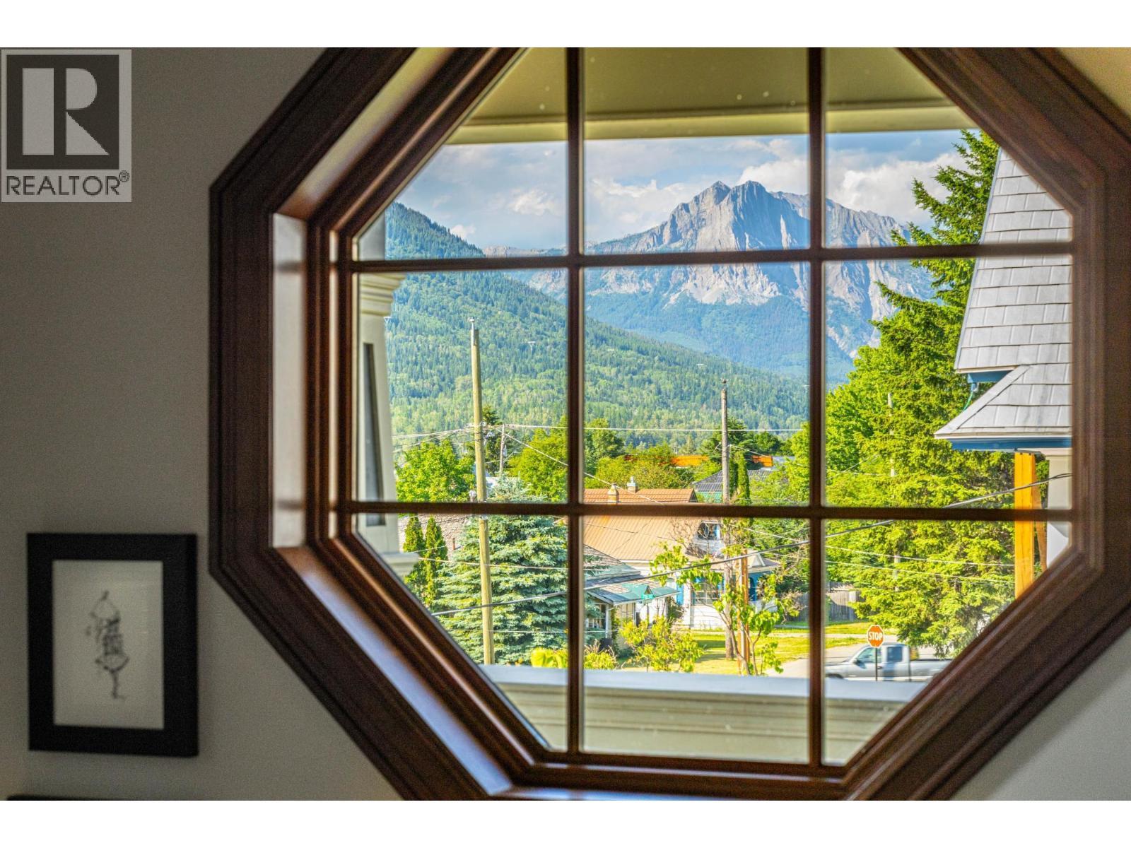 622 5Th Avenue, Fernie, BC - Indoor Photo Showing Other Room