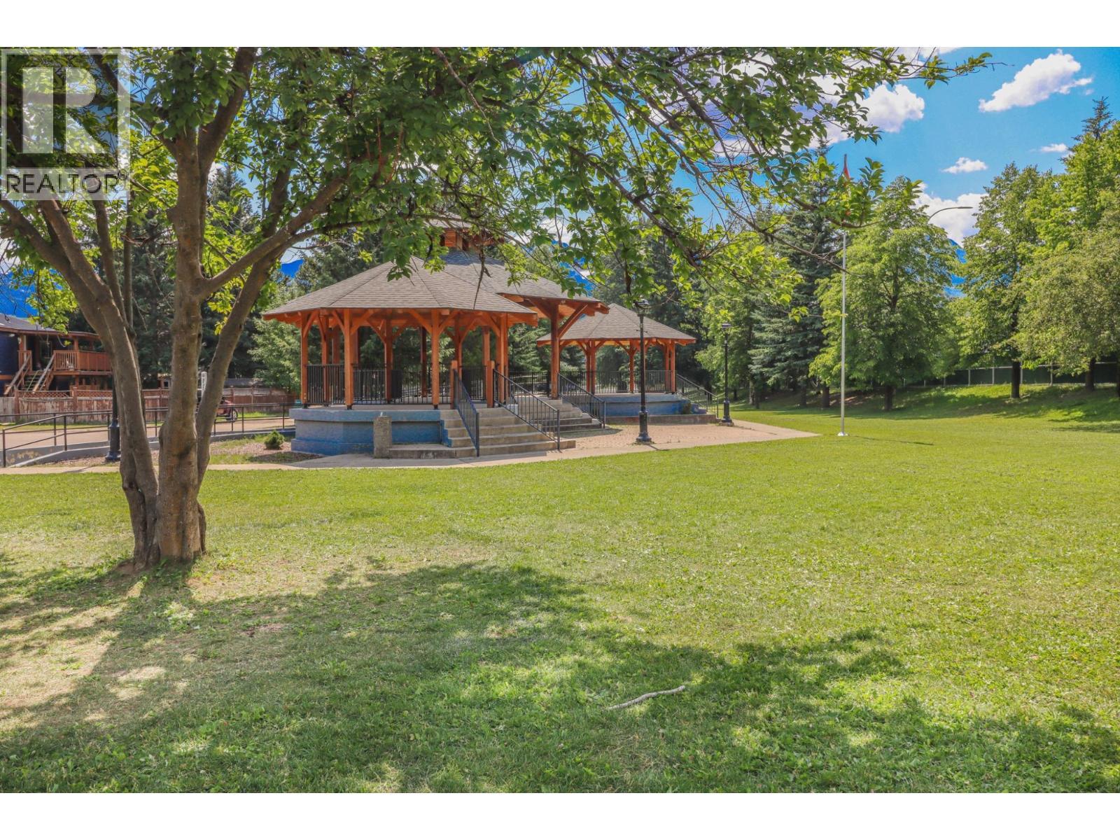 622 5Th Avenue, Fernie, BC - Outdoor With Deck Patio Veranda With Backyard