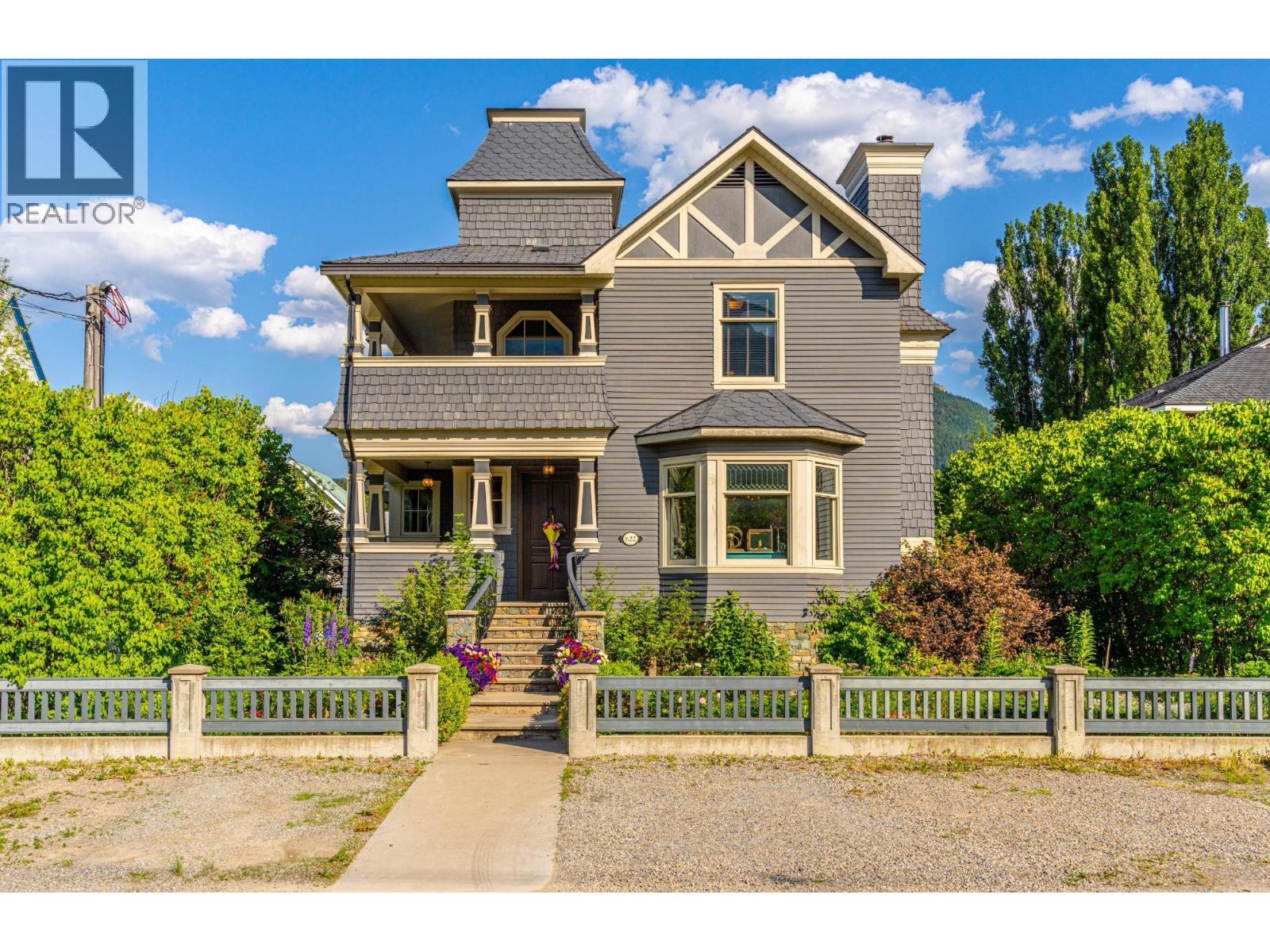 622 5Th Avenue, Fernie, BC - Outdoor With Facade