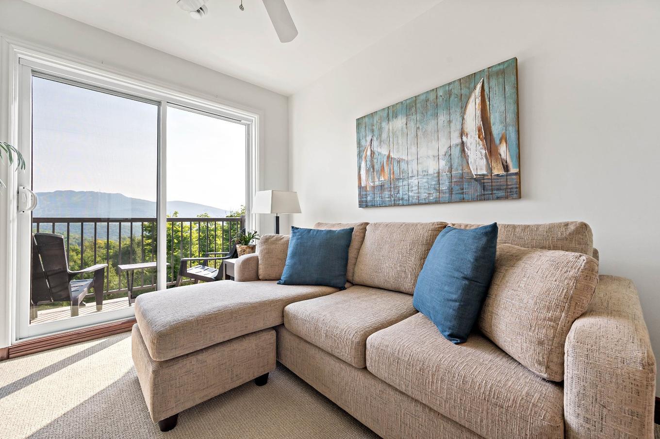 Master bedroom - 5-290 Rue Du Mont-Plaisant, Mont-Tremblant, QC - Indoor Photo Showing Living Room