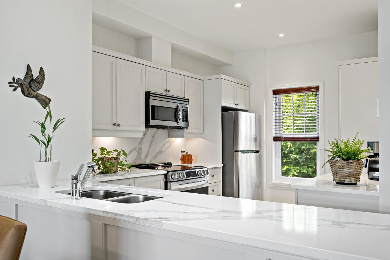 Kitchen - 5-290 Rue Du Mont-Plaisant, Mont-Tremblant, QC - Indoor Photo Showing Kitchen With Double Sink With Upgraded Kitchen