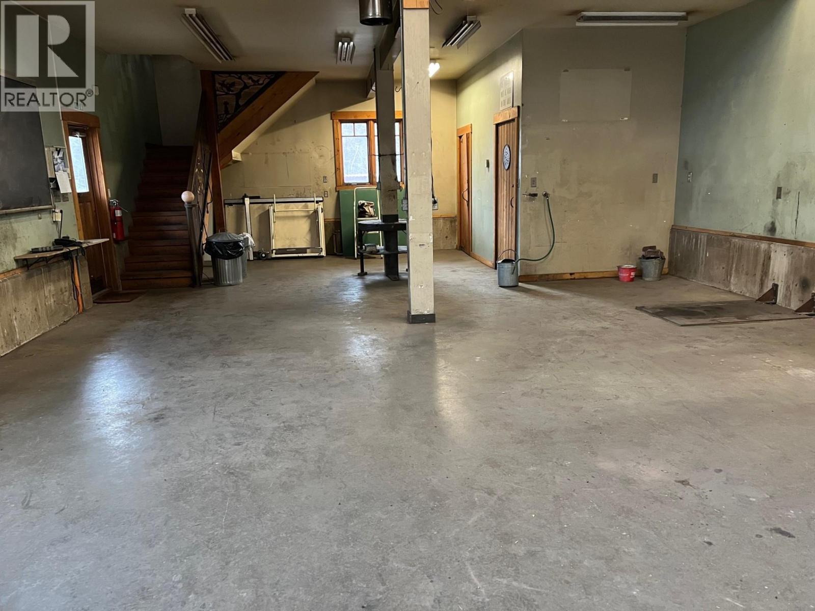 2087 3 Highway, Fernie, BC - Indoor Photo Showing Garage