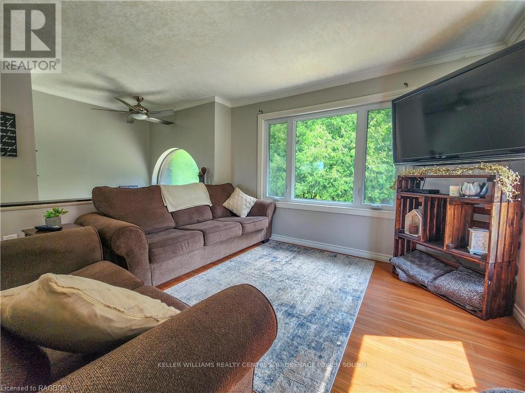 173680 Mulock Road, West Grey, ON - Indoor Photo Showing Living Room
