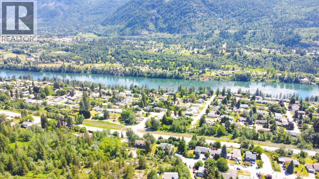 3300 10Th Avenue, Castlegar, BC