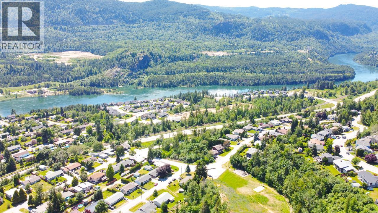 3300 10Th Avenue, Castlegar, BC