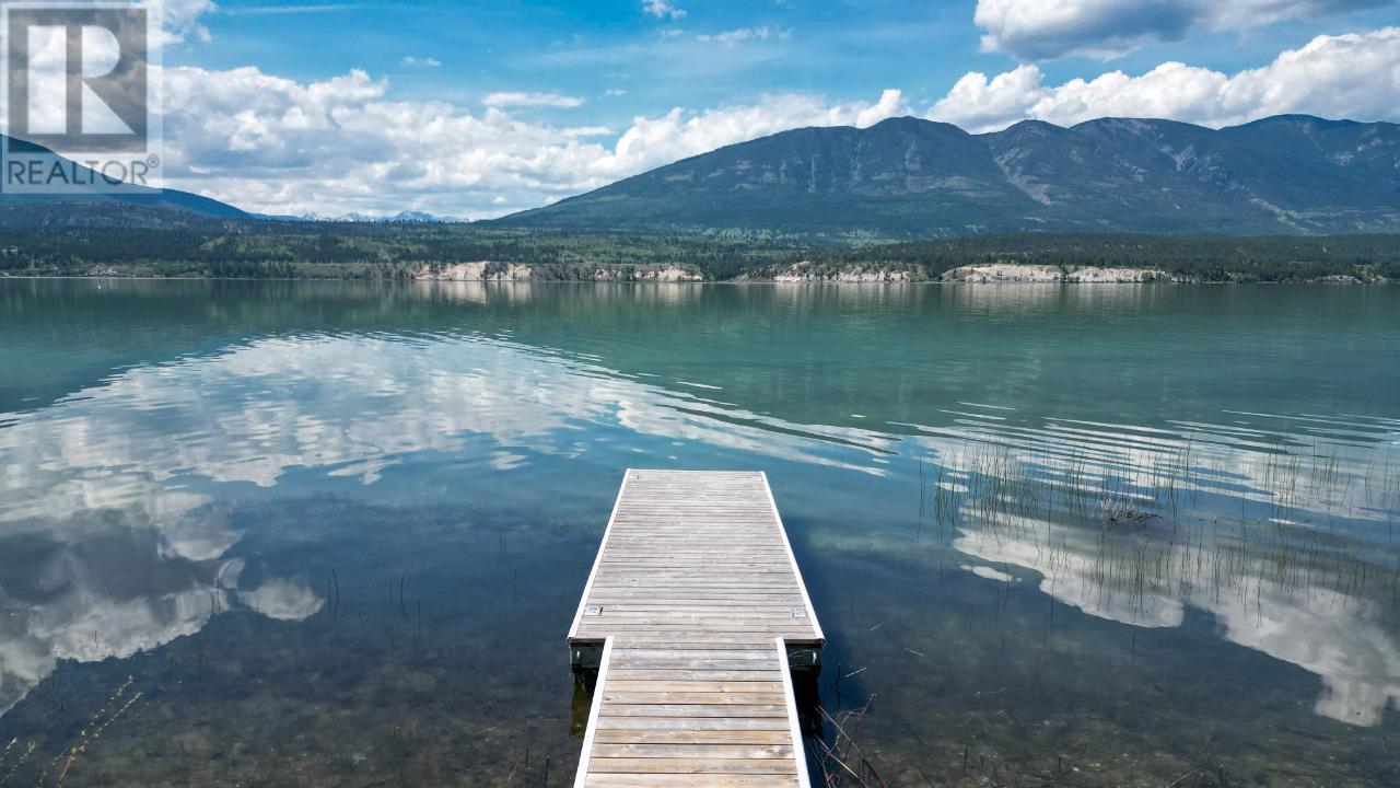 8695 Cottage Lane, Canal Flats, BC