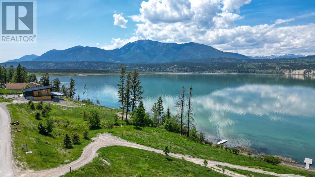 8695 Cottage Lane, Canal Flats, BC