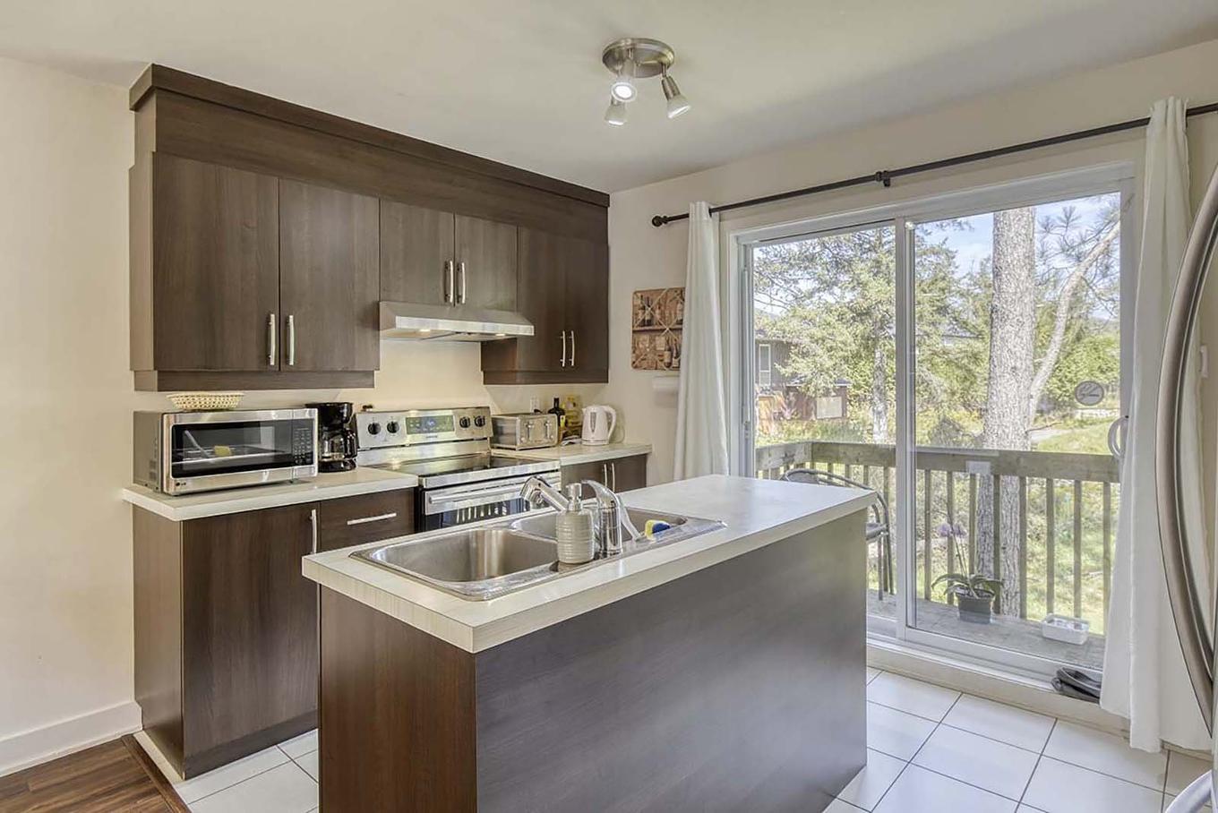 Kitchen - 4-1297 Rue Labelle, Mont-Tremblant, QC - Indoor Photo Showing Kitchen With Double Sink
