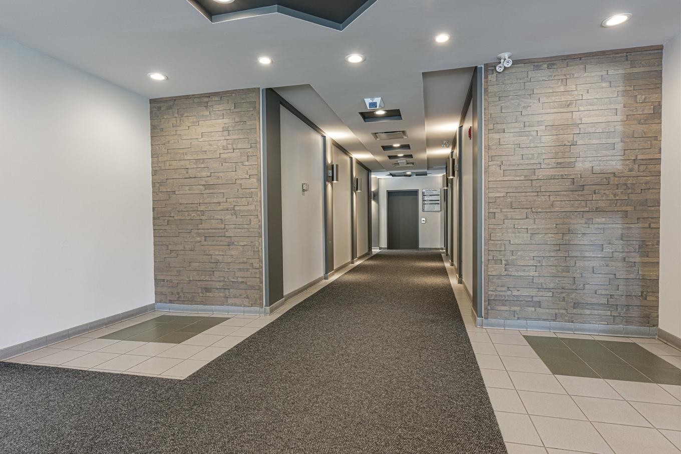 Hall - 300-370Z Ch. De Chambly, Longueuil (Le Vieux-Longueuil), QC - Indoor Photo Showing Other Room