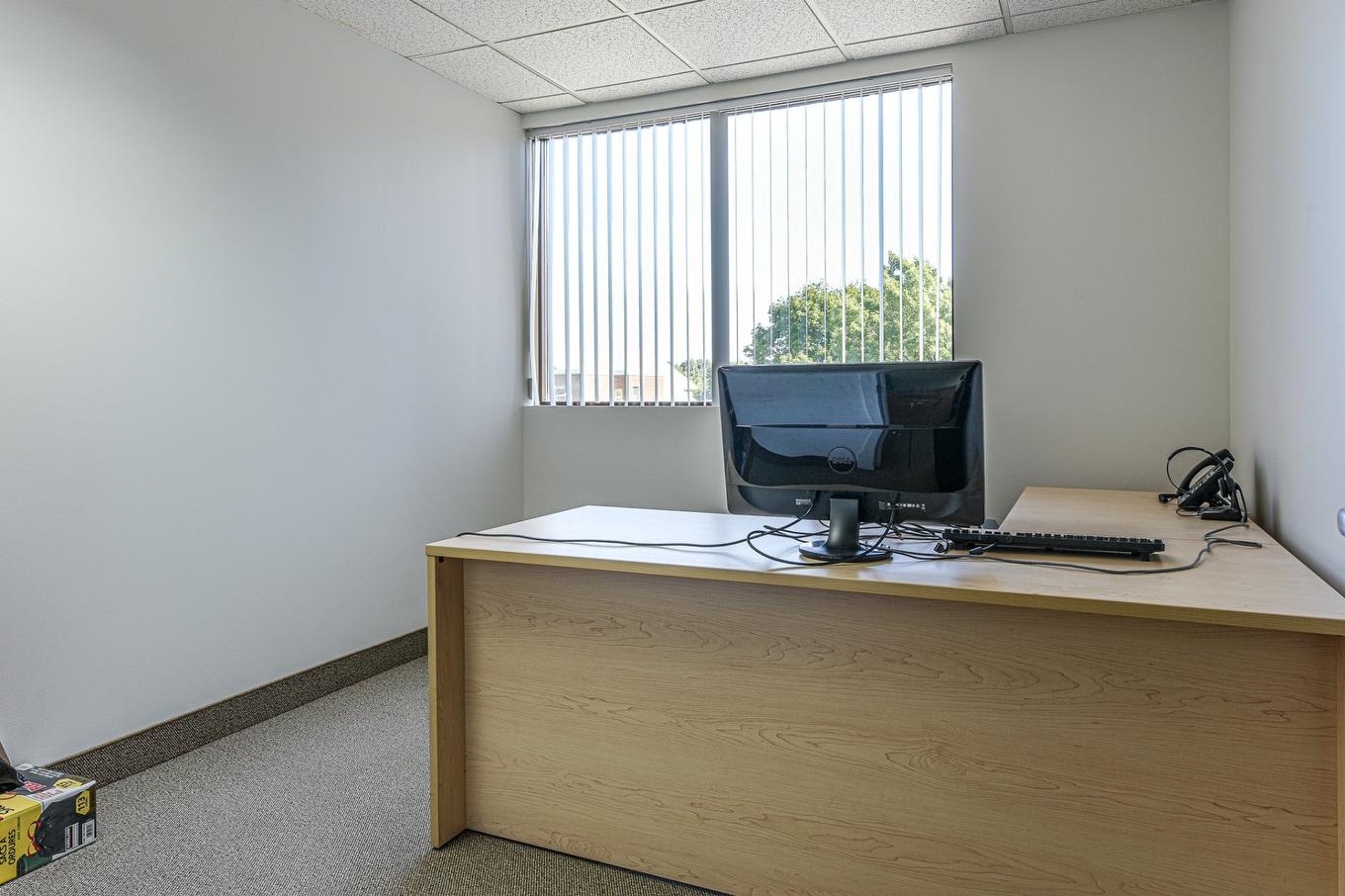 Office - 300-370Z Ch. De Chambly, Longueuil (Le Vieux-Longueuil), QC - Indoor Photo Showing Office