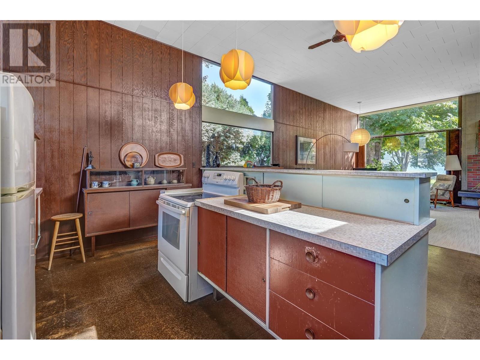 7413 Kirk Avenue, Summerland, BC - Indoor Photo Showing Kitchen