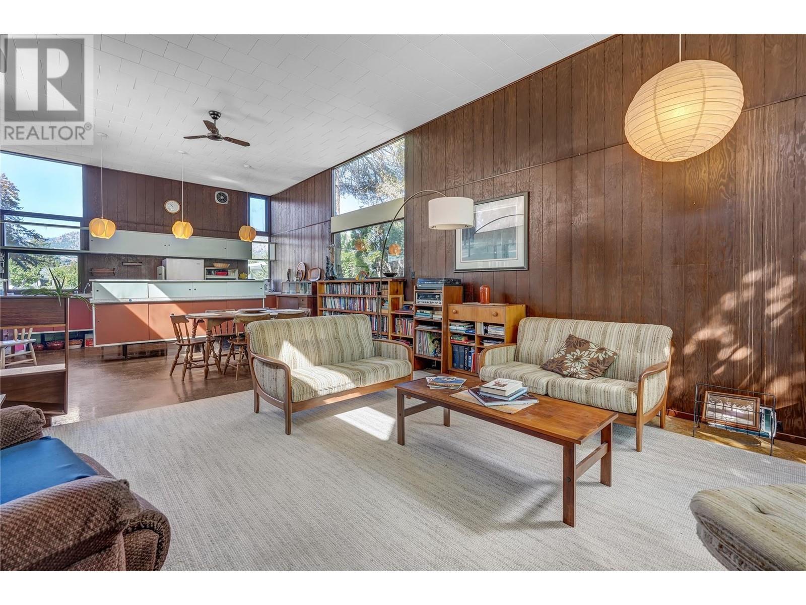 7413 Kirk Avenue, Summerland, BC - Indoor Photo Showing Living Room