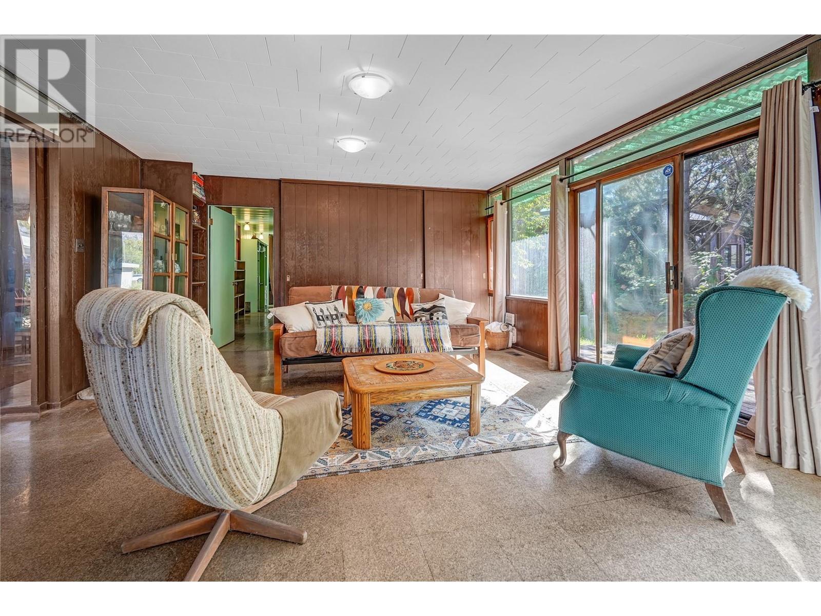 7413 Kirk Avenue, Summerland, BC - Indoor Photo Showing Living Room
