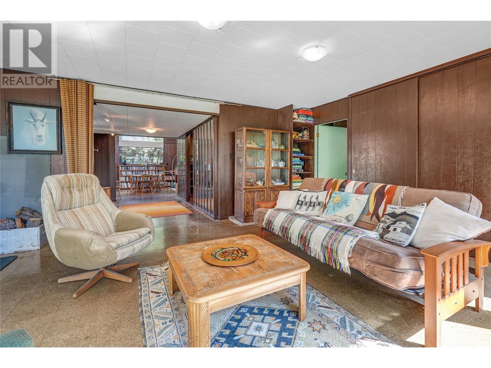 7413 Kirk Avenue, Summerland, BC - Indoor Photo Showing Living Room