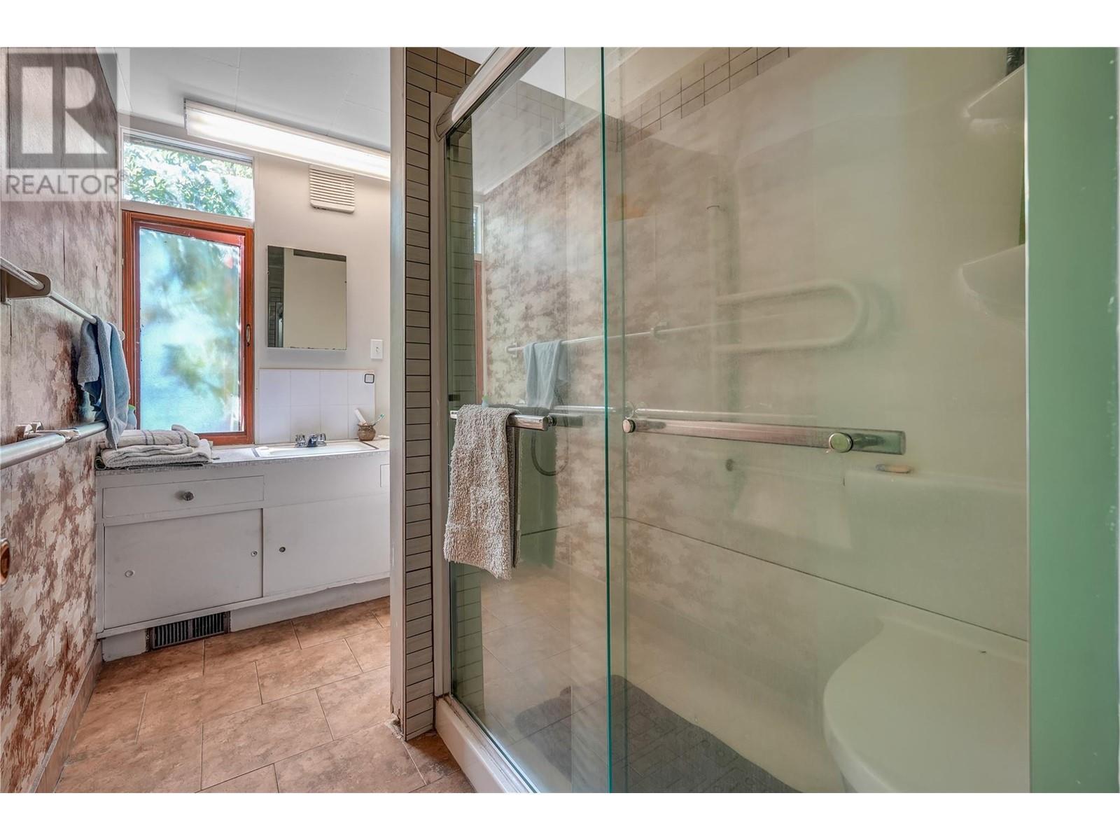 7413 Kirk Avenue, Summerland, BC - Indoor Photo Showing Bathroom