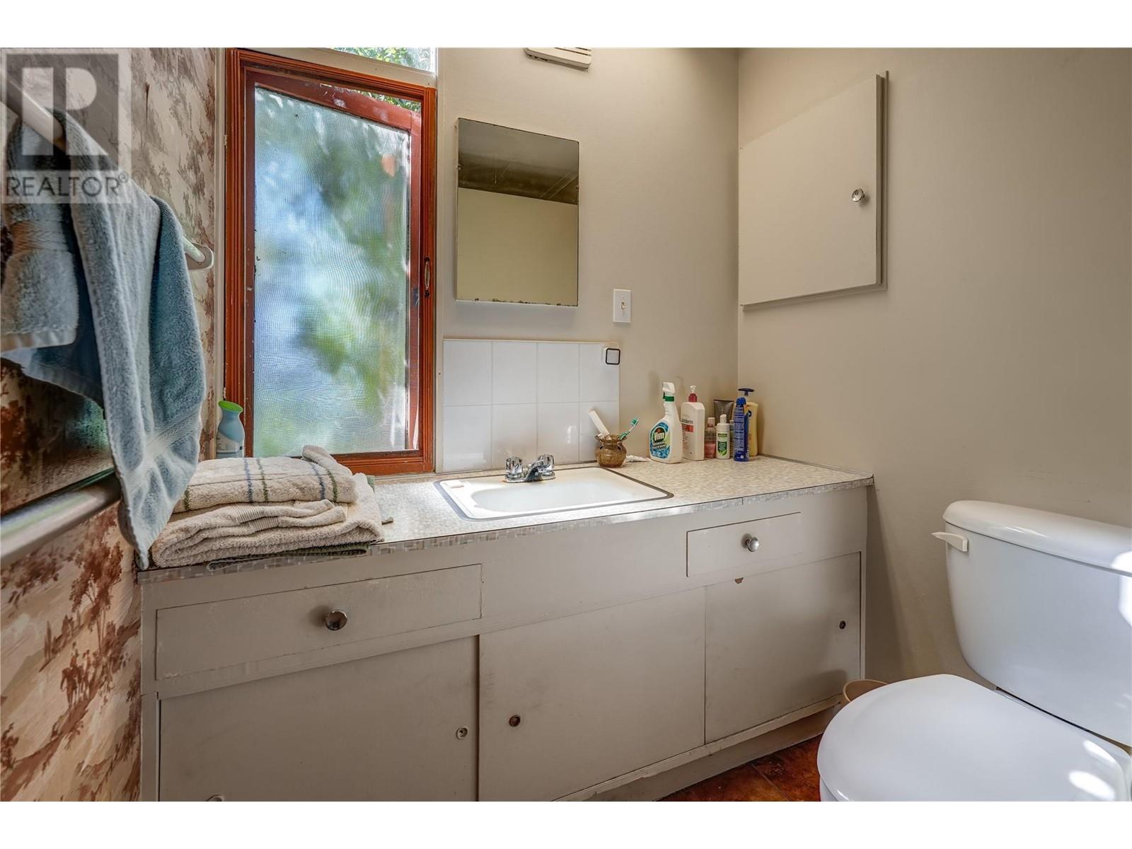 7413 Kirk Avenue, Summerland, BC - Indoor Photo Showing Bathroom