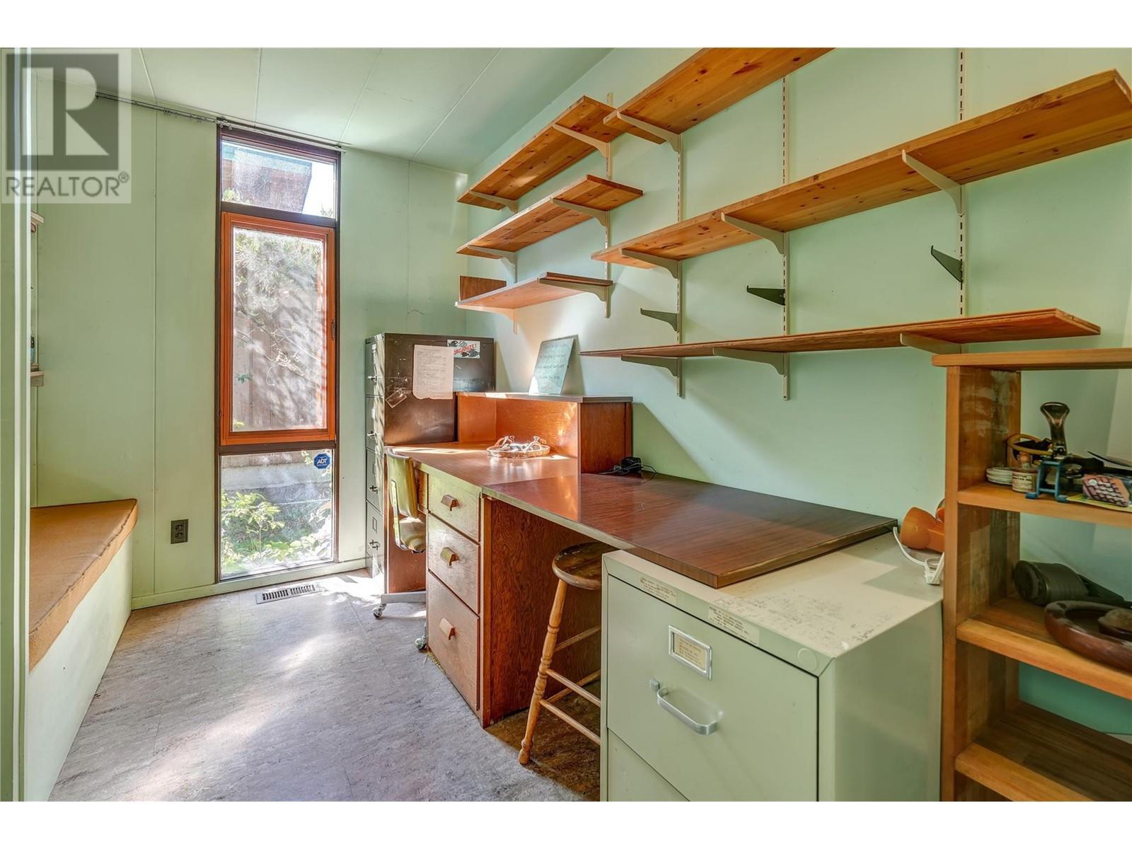 7413 Kirk Avenue, Summerland, BC - Indoor