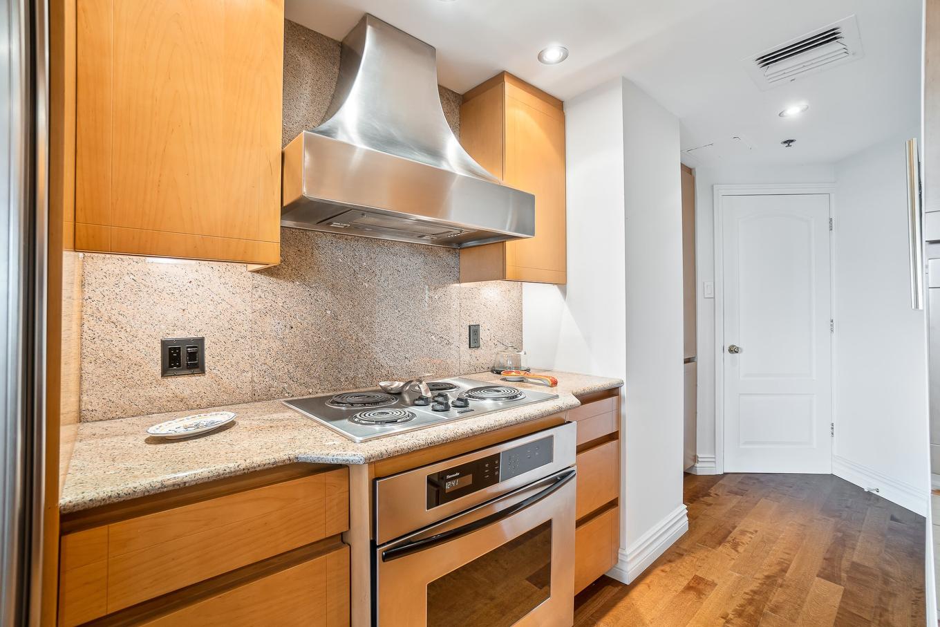 Cuisine - 707-2500 Av. Pierre-Dupuy, Montréal (Ville-Marie), QC - Indoor Photo Showing Kitchen