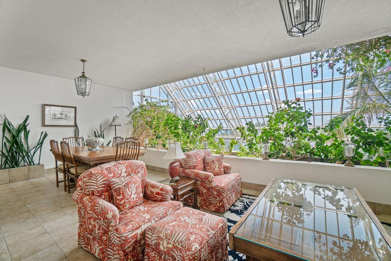 Terrasse - 707-2500 Av. Pierre-Dupuy, Montréal (Ville-Marie), QC -