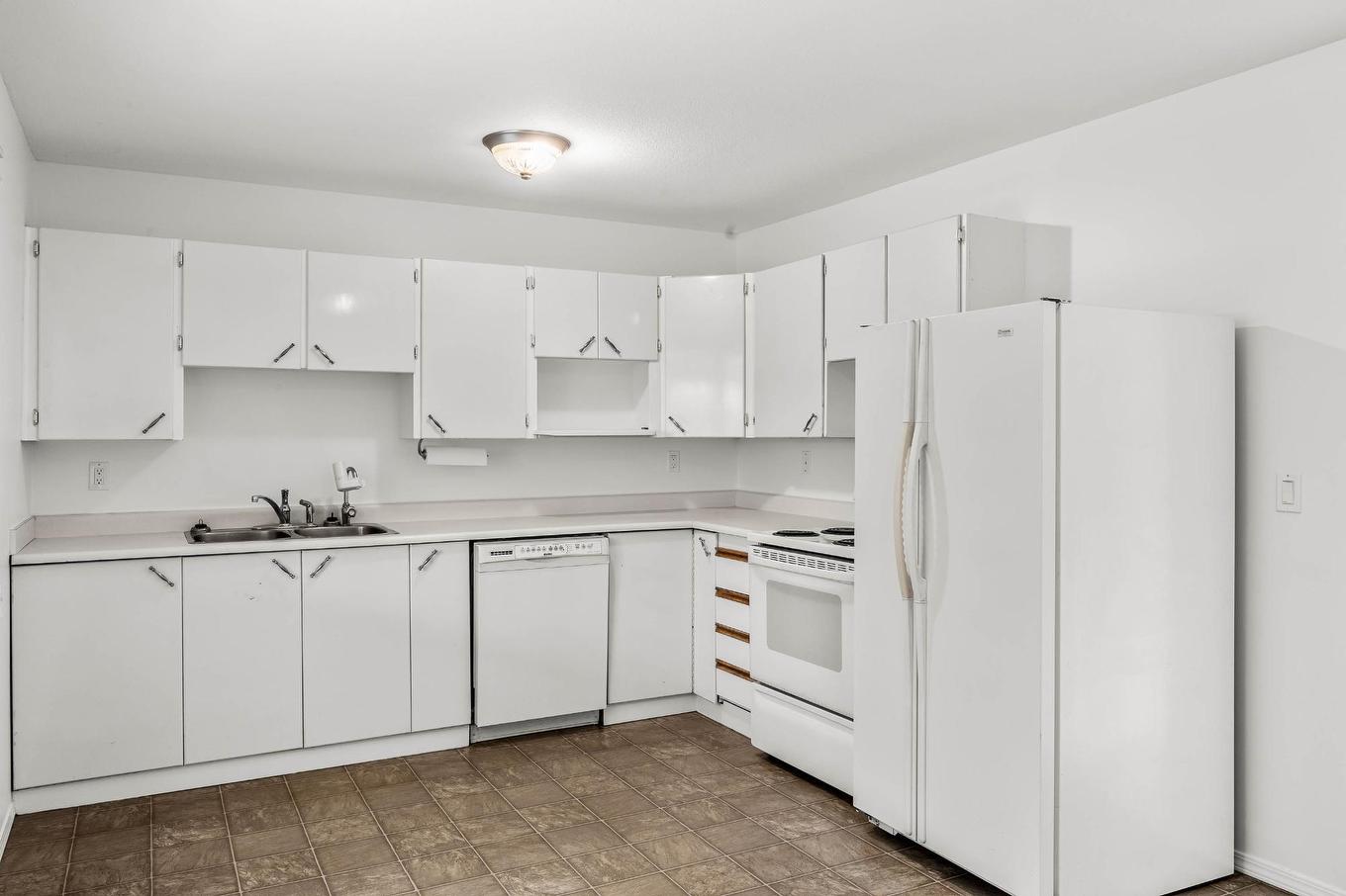 4-1173 Ponlen Street, Kamloops, BC - Indoor Photo Showing Kitchen With Double Sink