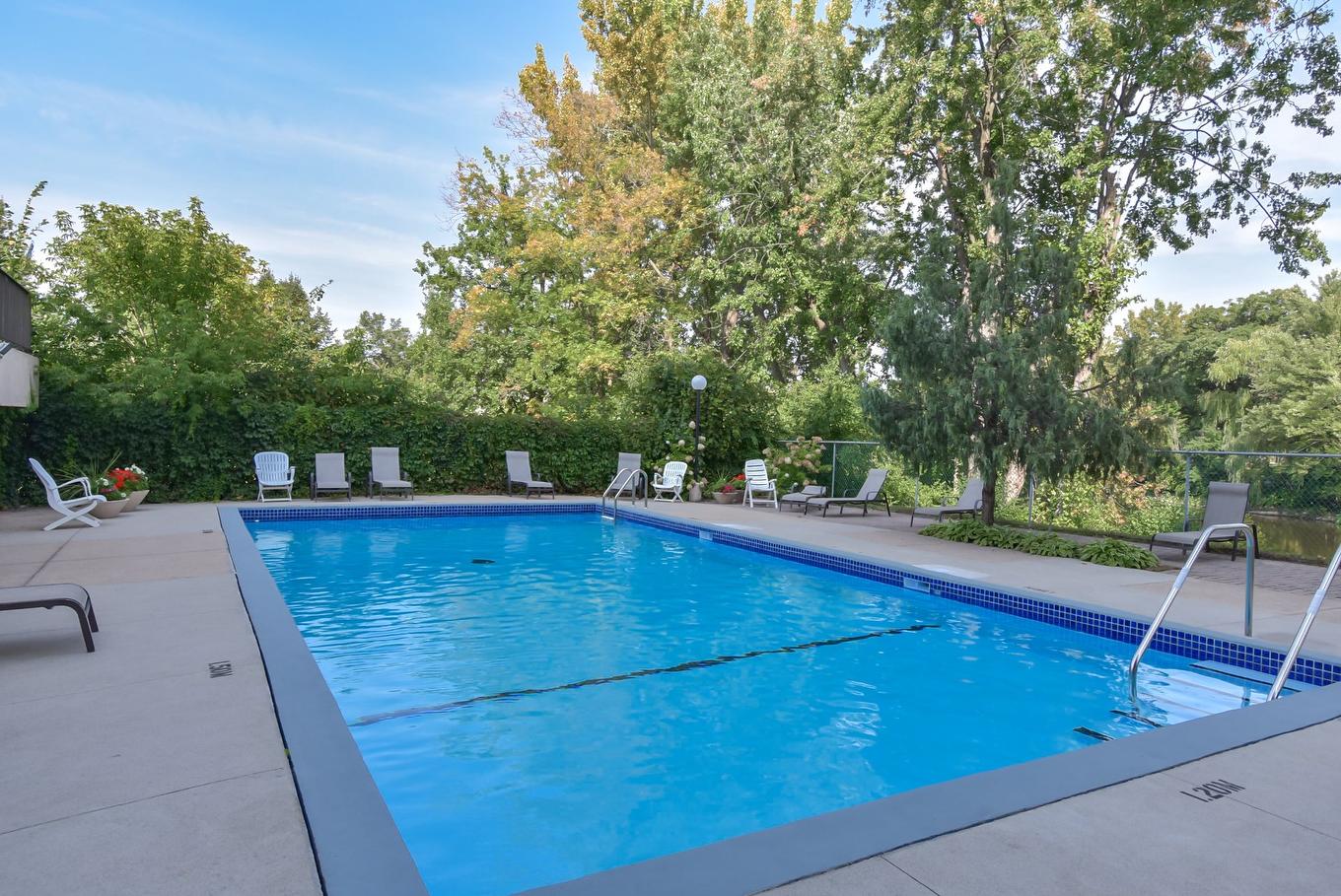 Piscine - 404-2505 Av. Du Havre-Des-Îles, Laval (Chomedey), QC - Outdoor With In Ground Pool With Backyard