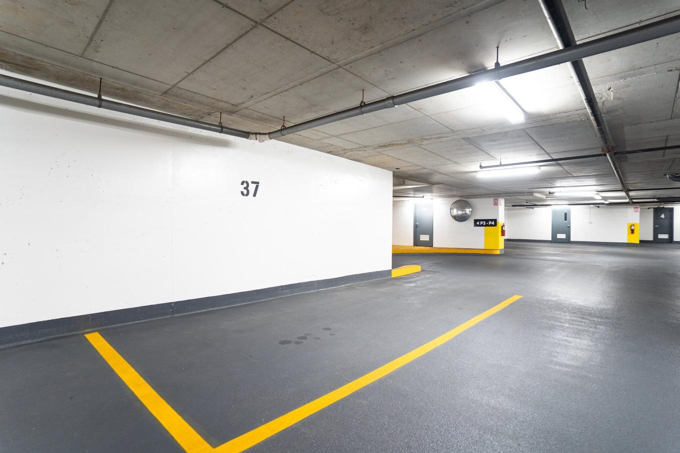 Garage - 2002-1100 Rue De La Montagne, Montréal (Ville-Marie), QC - Indoor Photo Showing Garage