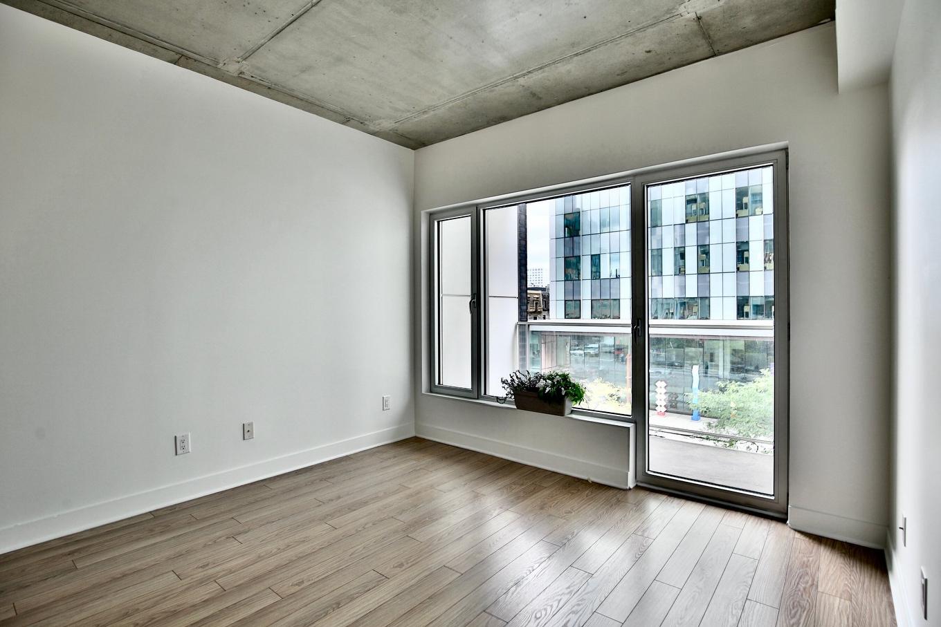 Salon - 305-1150 Rue St-Denis, Montréal (Ville-Marie), QC - Indoor Photo Showing Other Room