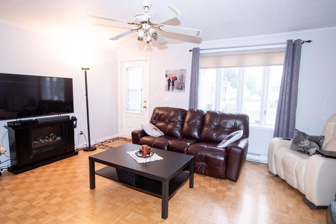Salon - 306 Av. Mailloux, La Pocatière, QC - Indoor Photo Showing Living Room