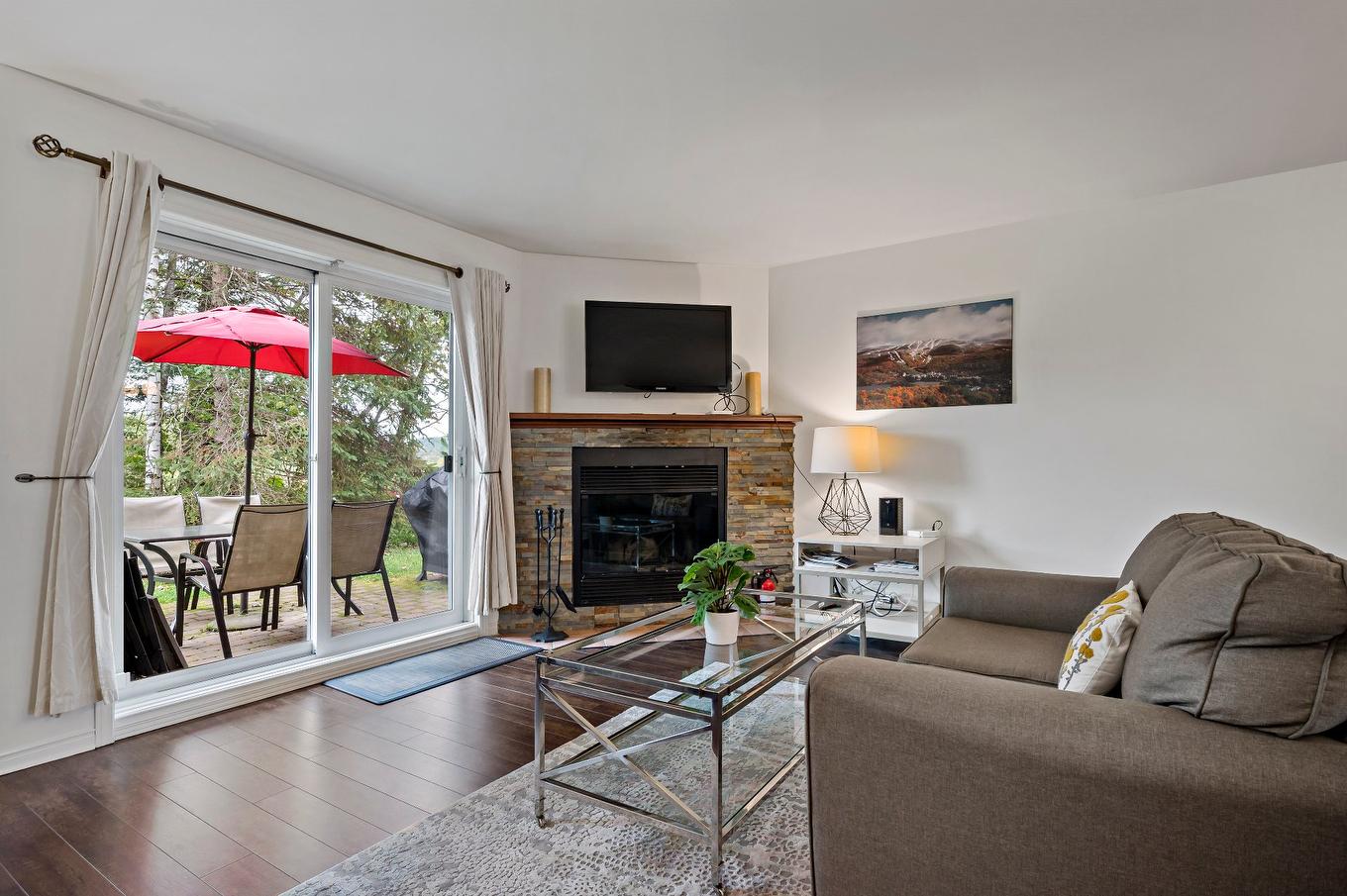 Salon - 1756 Ch. Du Golf, Mont-Tremblant, QC - Indoor Photo Showing Living Room With Fireplace