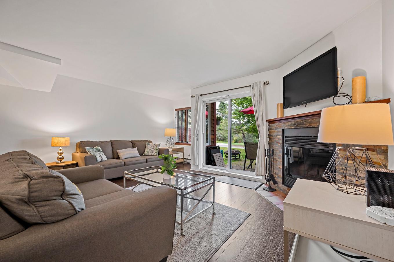 Salon - 1756 Ch. Du Golf, Mont-Tremblant, QC - Indoor Photo Showing Living Room With Fireplace