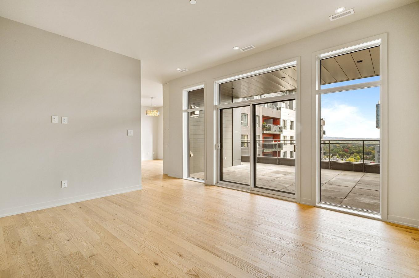 Salon - 1404-1900 Rue Émile-Martineau, Laval (Laval-Des-Rapides), QC - Indoor Photo Showing Other Room