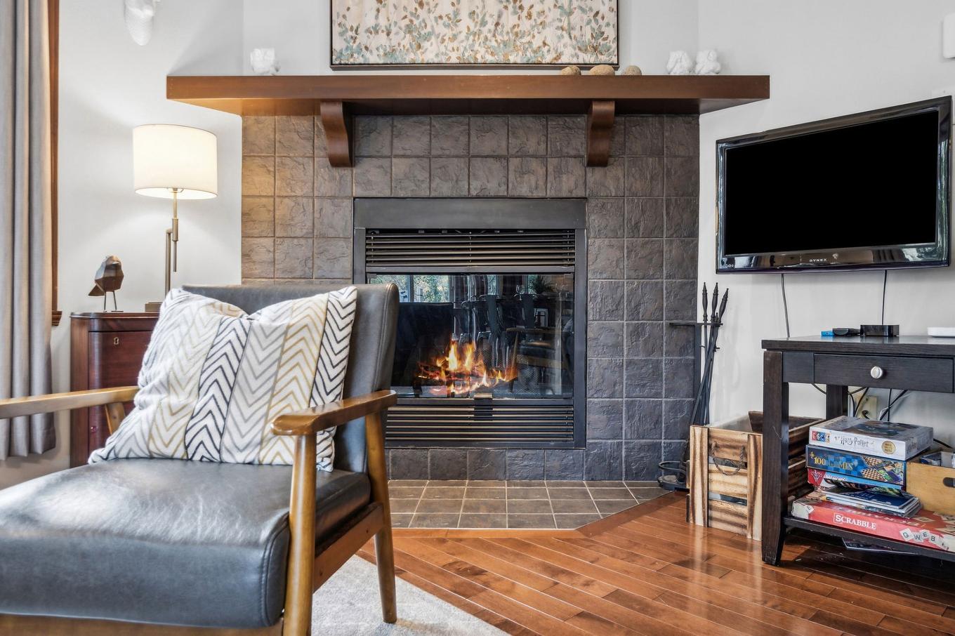 Salon - 1641 Ch. Du Golf, Mont-Tremblant, QC - Indoor Photo Showing Living Room With Fireplace