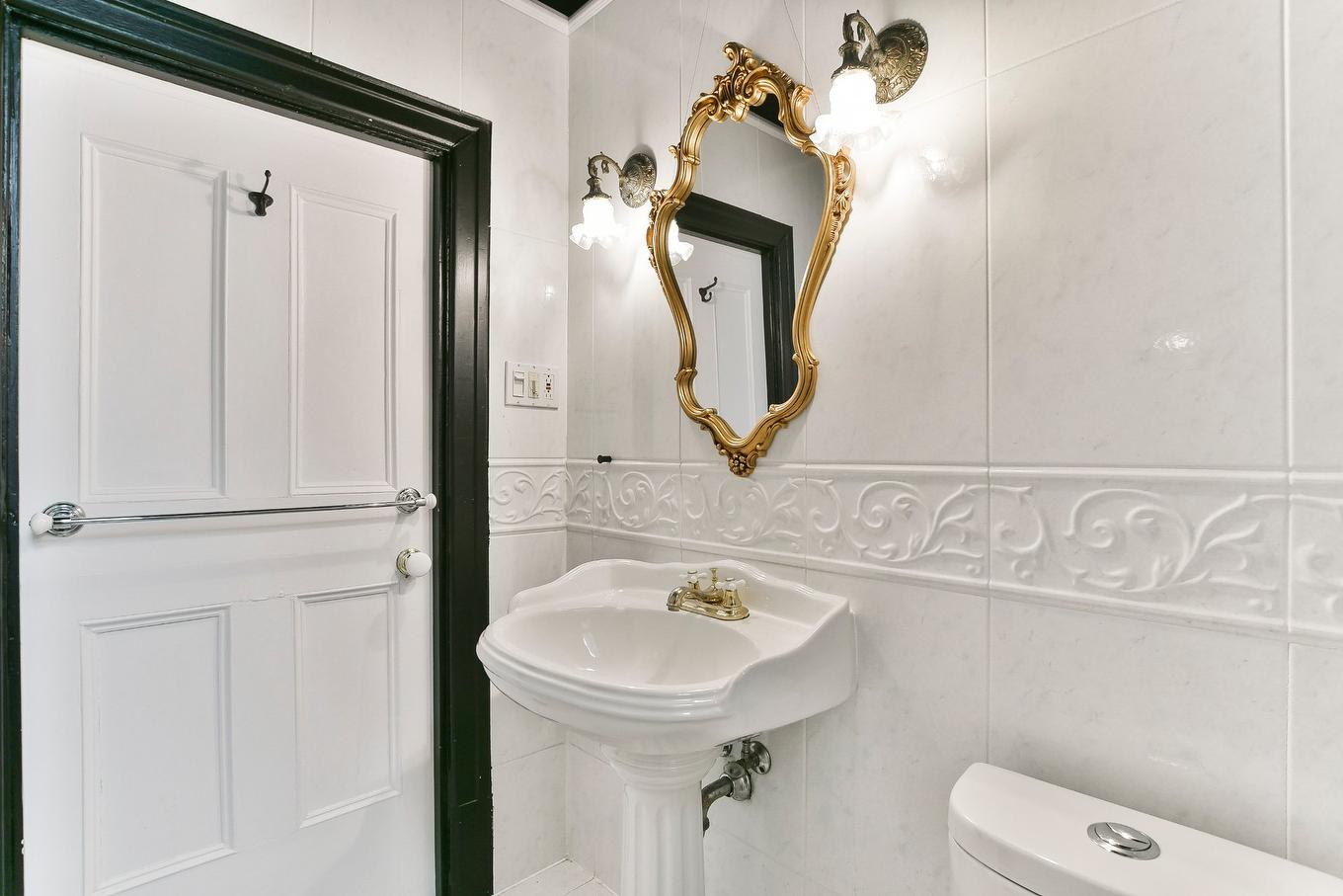 Bathroom - 35 Rue St-Jacques, Longueuil (Le Vieux-Longueuil), QC - Indoor Photo Showing Other Room