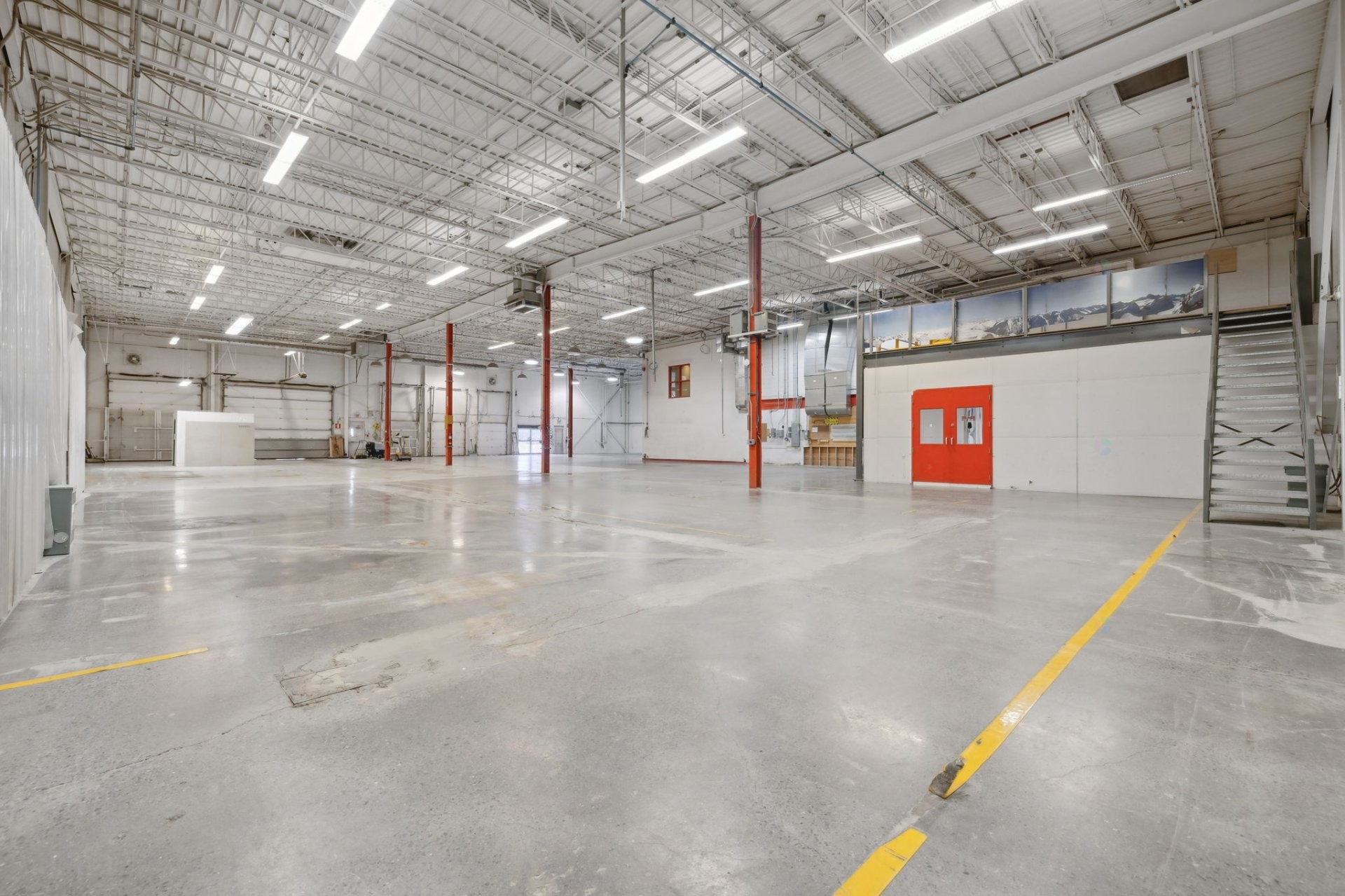 Warehouse - 250 Rue Deveault, Gatineau (Hull), QC - Indoor Photo Showing Garage