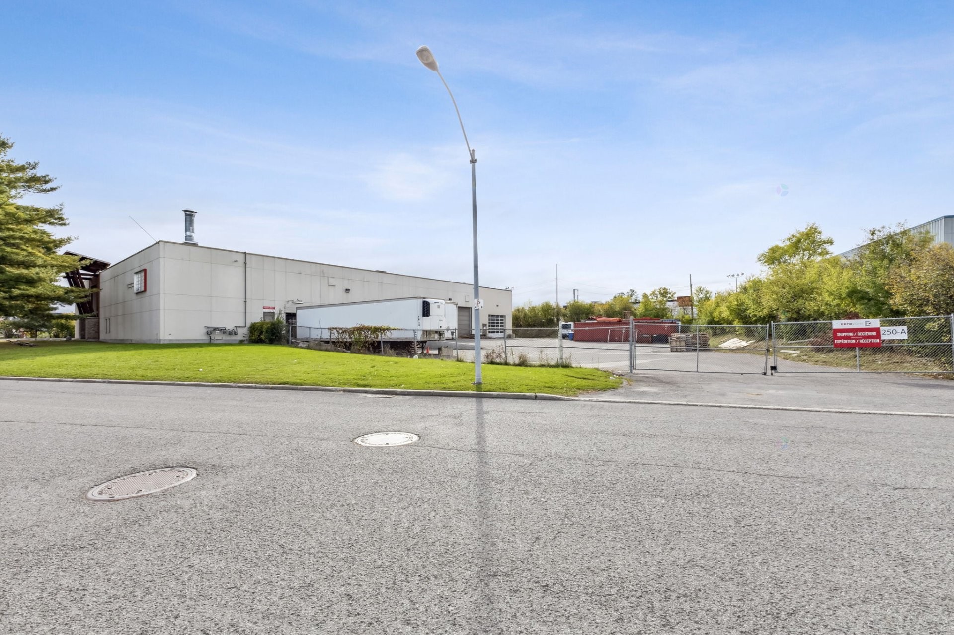 Loading Dock - 250 Rue Deveault, Gatineau (Hull), QC - Outdoor