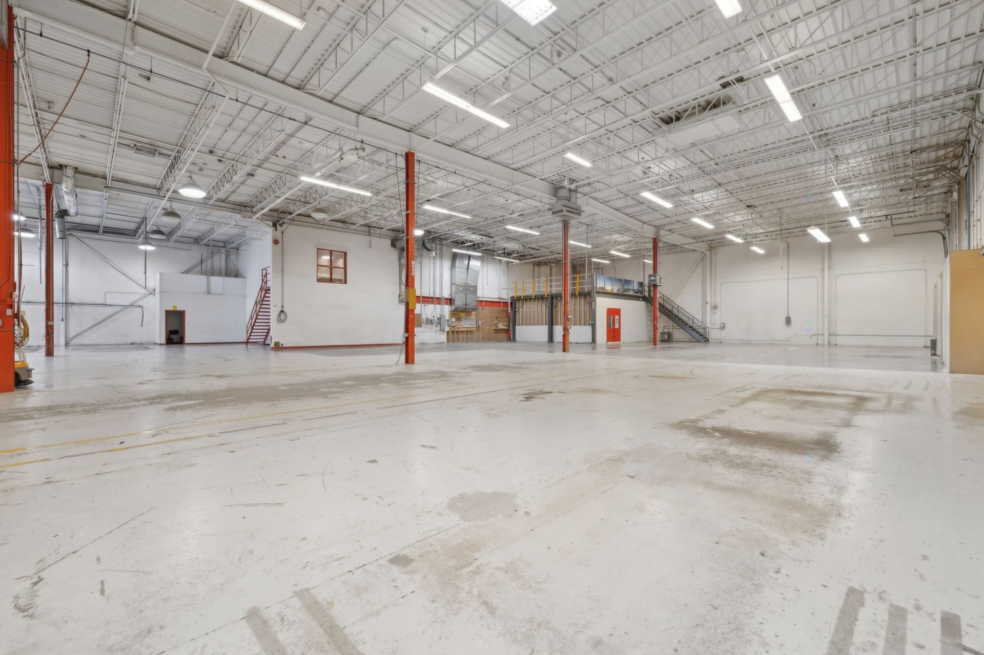 Warehouse - 250 Rue Deveault, Gatineau (Hull), QC - Indoor Photo Showing Garage