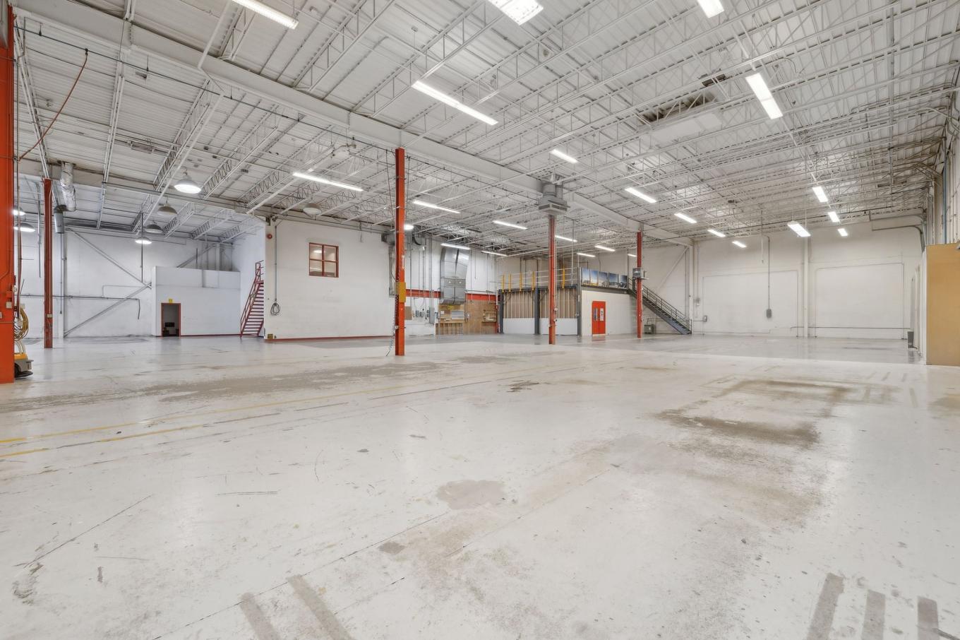 Warehouse - 250 Rue Deveault, Gatineau (Hull), QC - Indoor Photo Showing Garage