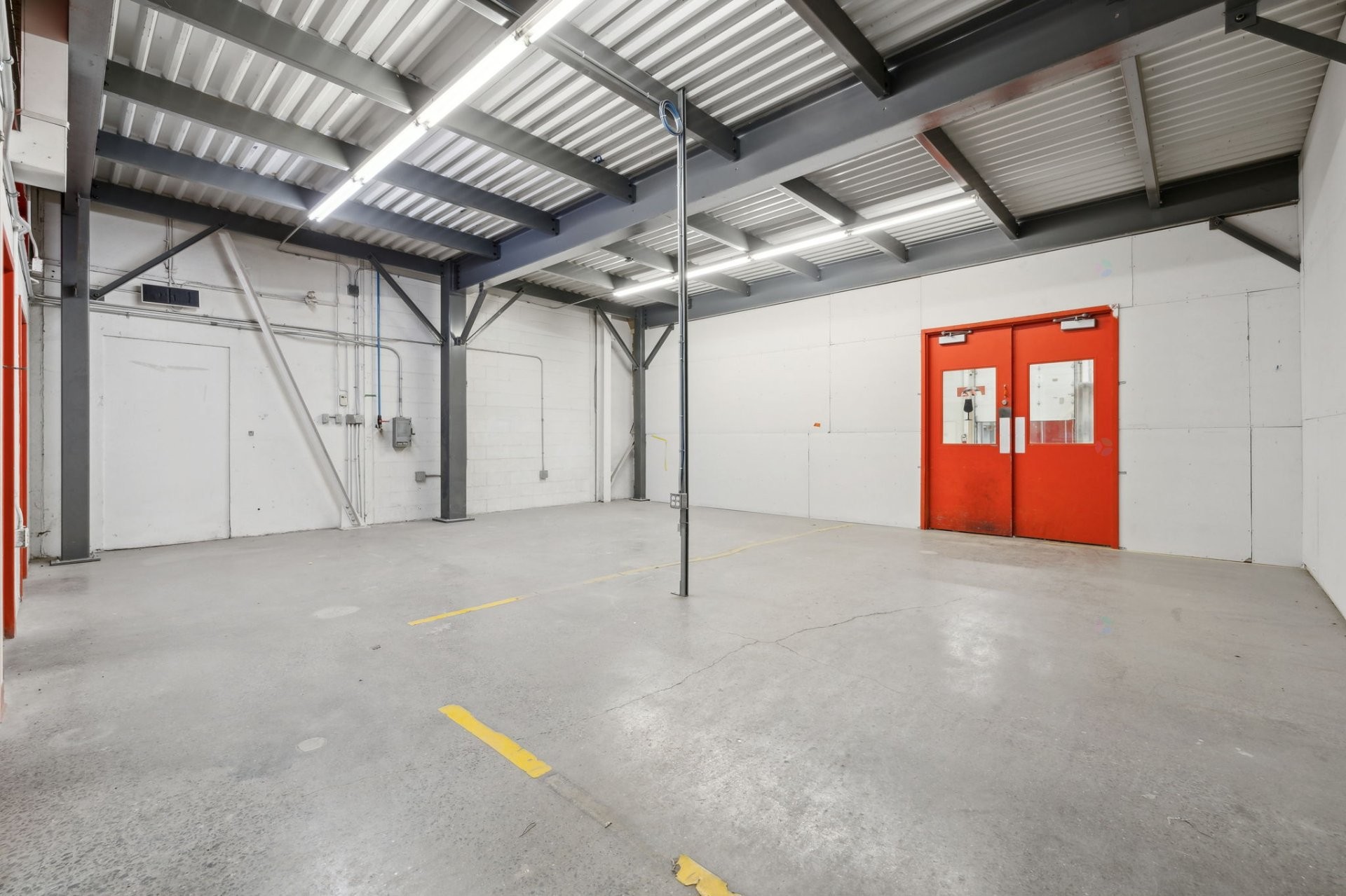 Warehouse - 250 Rue Deveault, Gatineau (Hull), QC - Indoor Photo Showing Garage