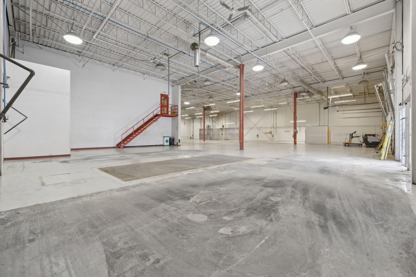 Warehouse - 250 Rue Deveault, Gatineau (Hull), QC - Indoor Photo Showing Garage