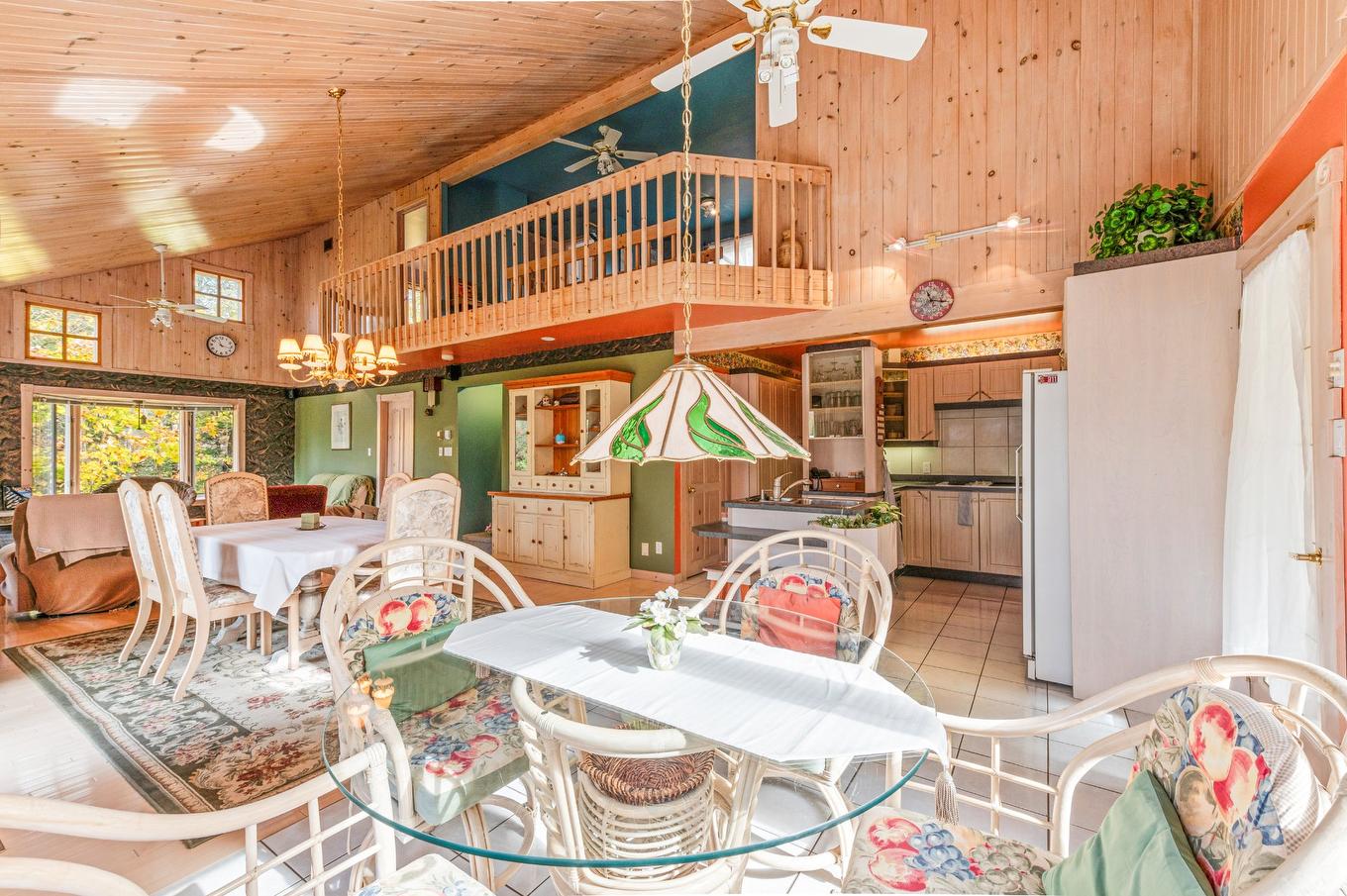 Coin-repas - 44 Ch. Paquette, Val-Des-Lacs, QC -