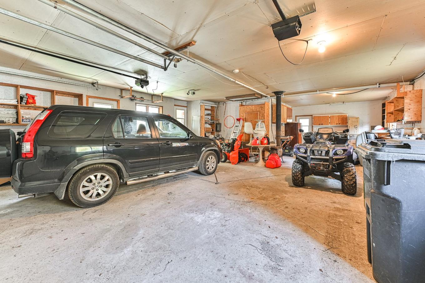 Garage - 44 Ch. Paquette, Val-Des-Lacs, QC - Indoor Photo Showing Garage
